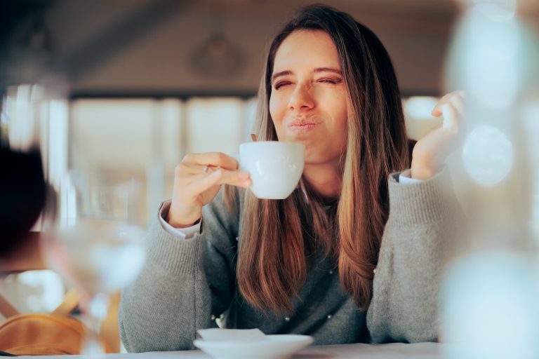 Zakaj je espresso grenak? 10 najpogostejših razlogov in kako pripraviti bolj uravnotežen espresso